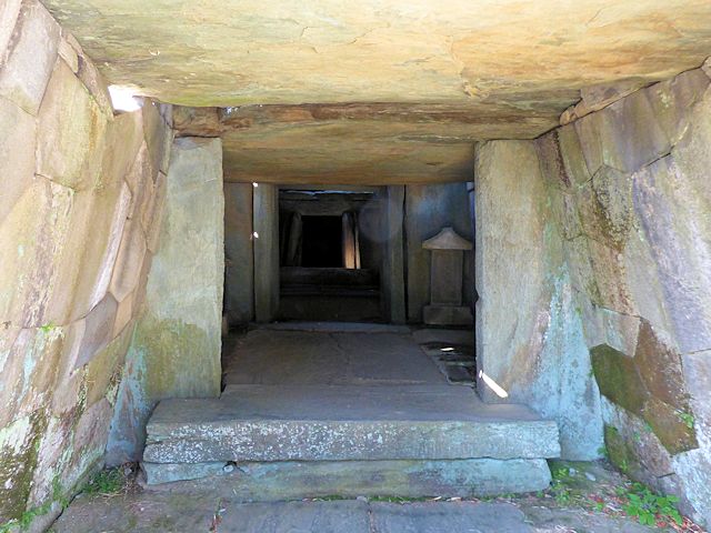 八幡山古墳 石室内部