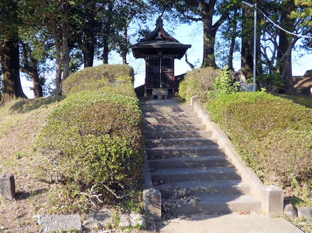 白山古墳と墳丘上の白山姫神社